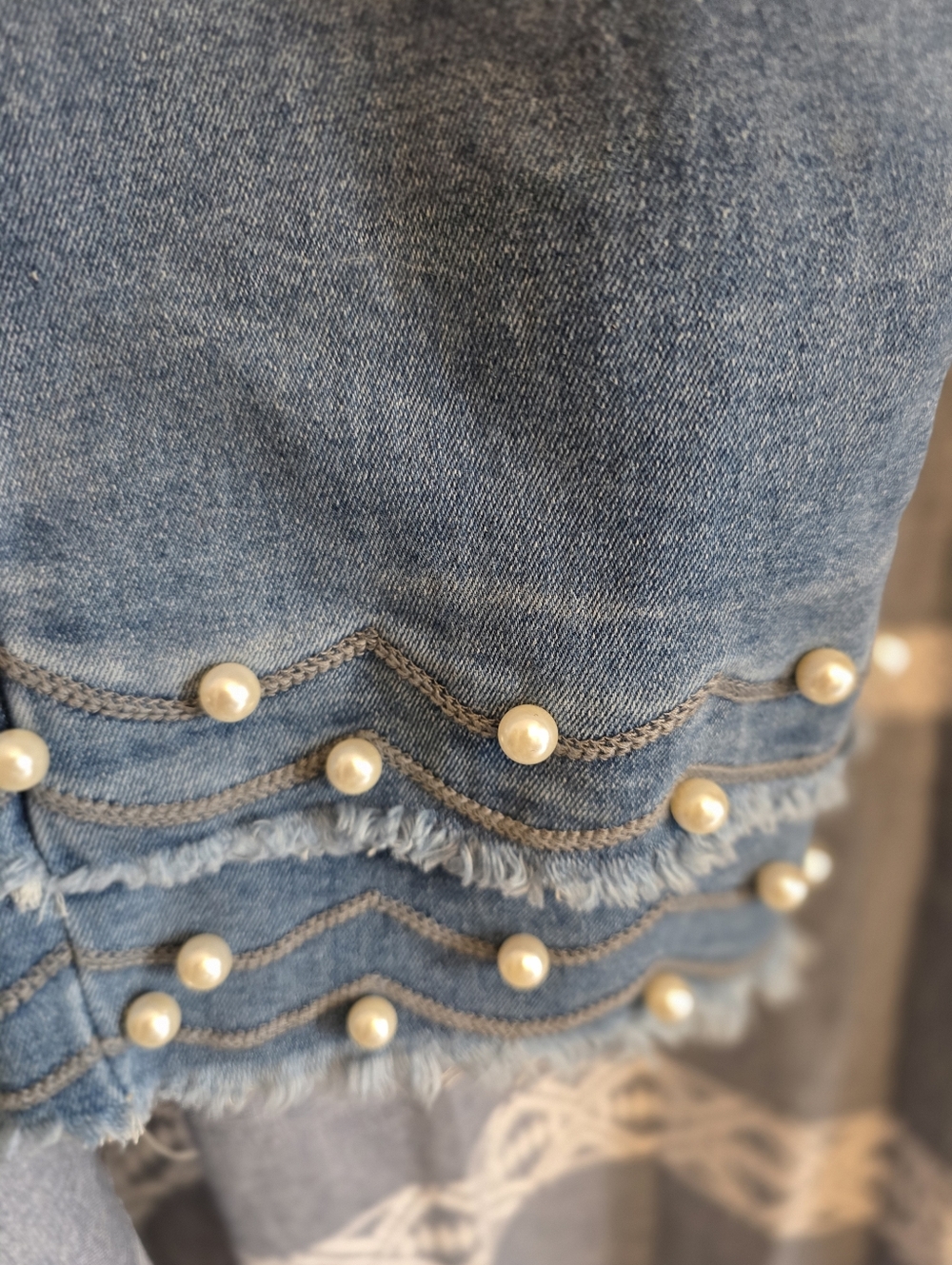 Cato Est 1946 Distressed Denim Pearl Capri Size 12 - Picture 2 of 6